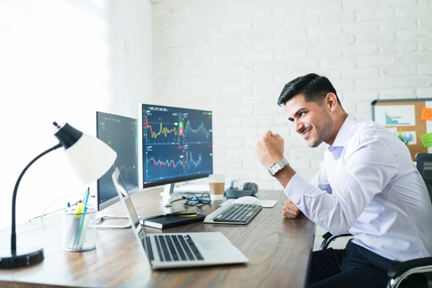 Trader professionnel célébrant ses résultats positifs en trading - Amazonia Investing