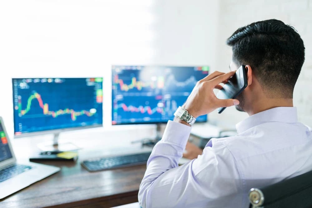 Trader professionnel qui appelle un client - Amazonia Investing