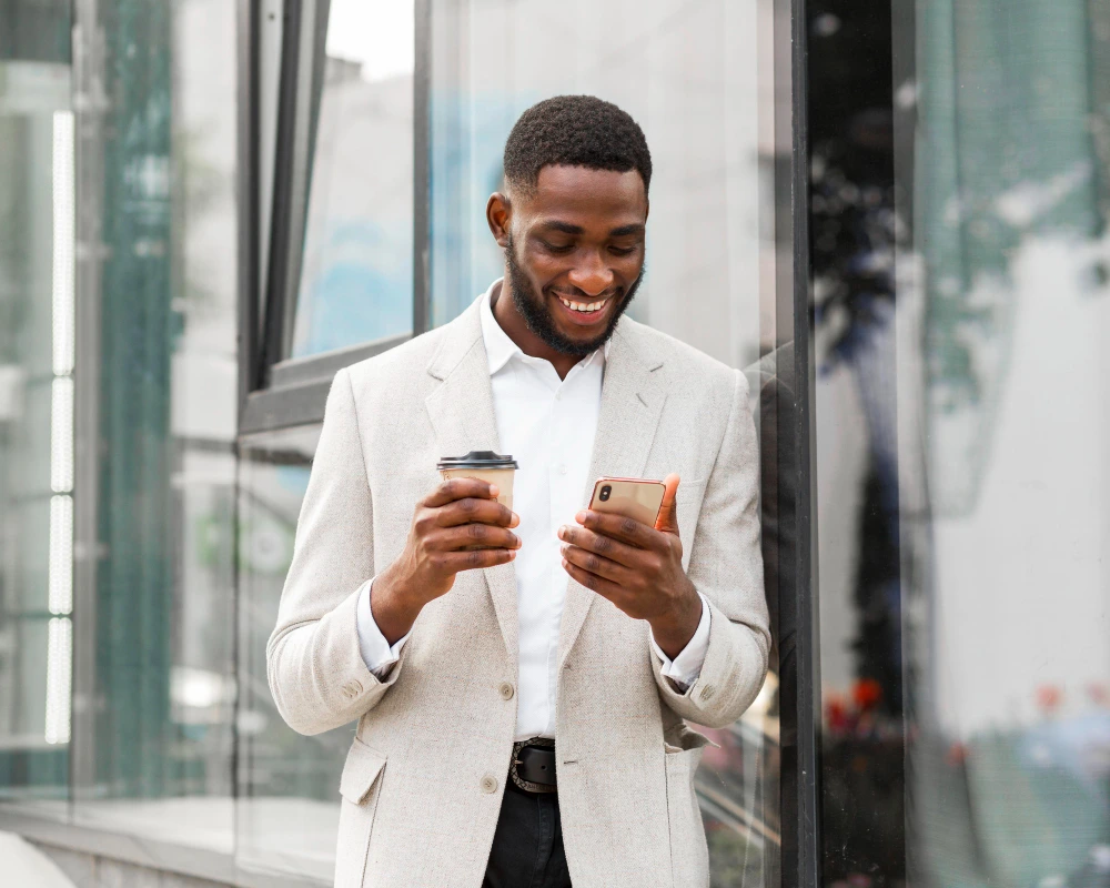 Client recevant ses revenus mensuels sur son smartphone – Amazonia Investing